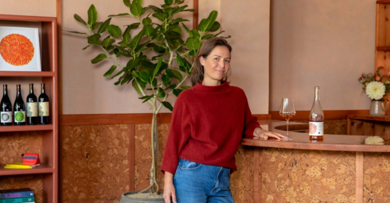 Scopri di più sull'articolo Mystery Date: il vino senza etichetta di Martha Stoumen che sfida la degustazione alla cieca